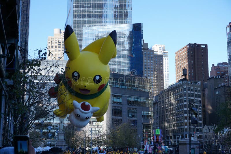Nueva York, los E.E.U.U. - noviembre de 2018: desfile anual del día de la acción de gracias de Macys en baloon del pikachu del po fotografía de archivo Nueva York, los E.E.U.U. - noviembre de 2018: desfile anual del día de la acción de gracias de Macys en baloon del pikachu del po fotografía de archivo