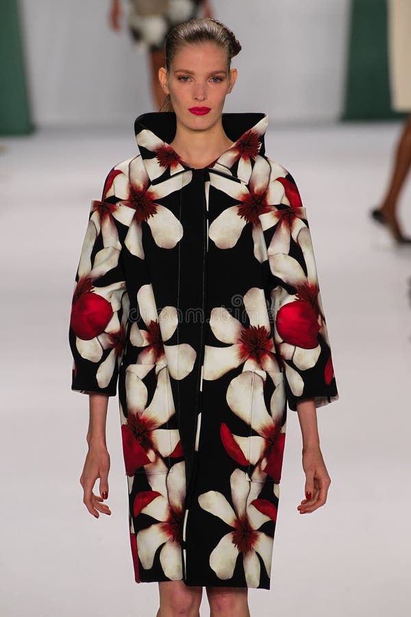 NUEVA YORK, NY - 8 DE SEPTIEMBRE: Alisa Ahmann modelo camina la pista en el desfile de moda de Carolina Herrera fotografía de archivo libre de regalías NUEVA YORK, NY - 8 DE SEPTIEMBRE: Alisa Ahmann modelo camina la pista en el desfile de moda de Carolina Herrera fotografía de archivo libre de regalías