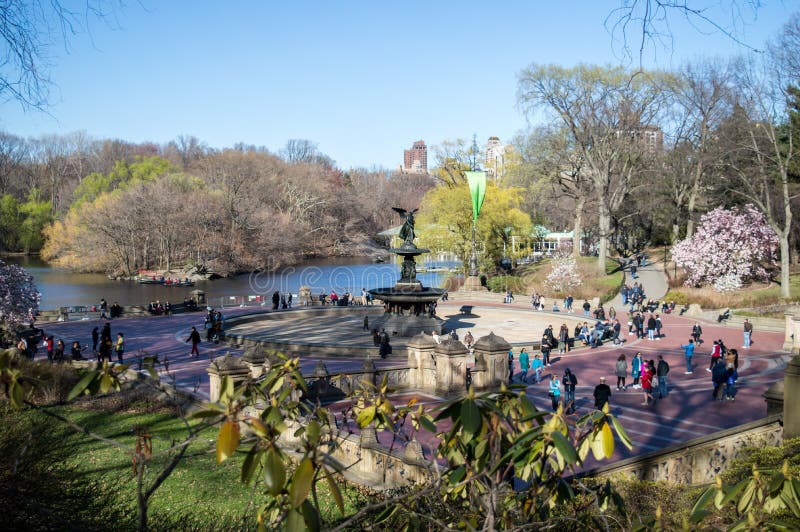 Nueva York, NY/los E.E.U.U. - abril de 2016: Gente en el Central Park de Nueva York que camina en el día soleado de la primavera, foto de archivo Nueva York, NY/los E.E.U.U. - abril de 2016: Gente en el Central Park de Nueva York que camina en el día soleado de la primavera, foto de archivo