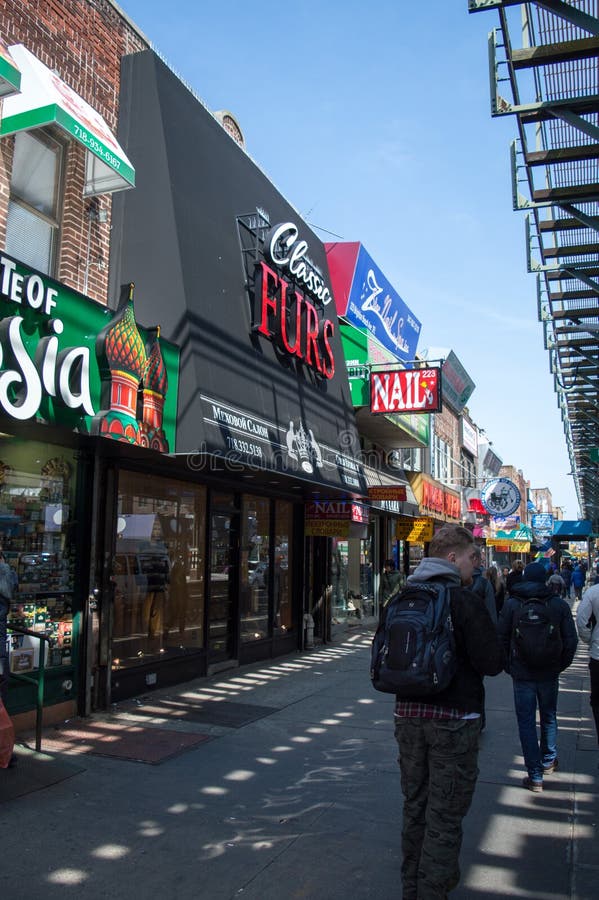 Nueva York, NY los E.E.U.U. - abril de 2016: tiendas coloridas en las calles de Brighton Beach imagen de archivo libre de regalías Nueva York, NY los E.E.U.U. - abril de 2016: tiendas coloridas en las calles de Brighton Beach imagen de archivo libre de regalías