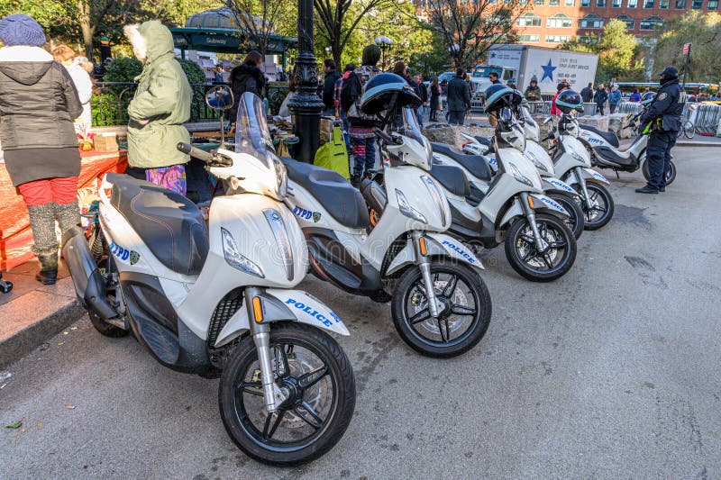 Nueva York, NY/USA - 11/09/2019: Motociclistas de la policía de Nueva York en una manifestación contra Trump/Pence, en el centro fotografía de archivo Nueva York, NY/USA - 11/09/2019: Motociclistas de la policía de Nueva York en una manifestación contra Trump/Pence, en el centro fotografía de archivo
