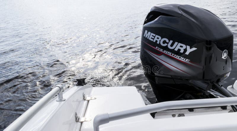 Nuevo barco pesquero moderno del deporte con un motor externo a estrenar de Mercury FourStroke en el lago fotos de archivo libres de regalías