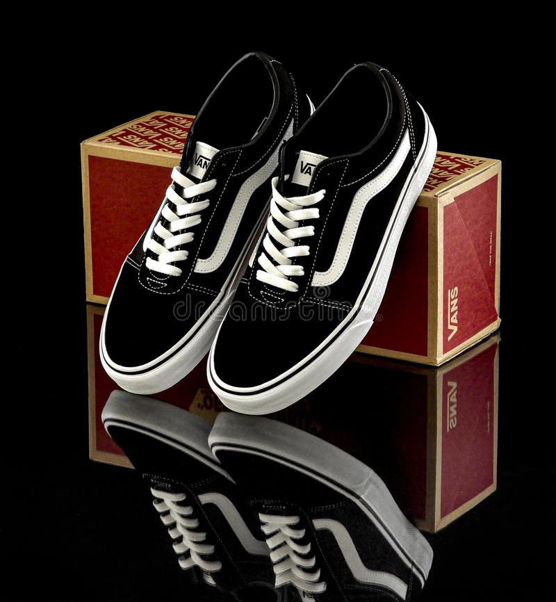 Nuevo Blanco Negro Vans Antiguos Zapatos Skool Con Caja Foto de archivo editorial - Imagen de ilustrativo: 168876543