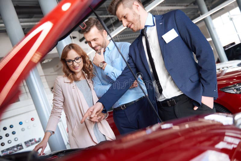 Nuevo coche de compra por los pares imágenes de archivo libres de regalías Nuevo coche de compra por los pares imágenes de archivo libres de regalías