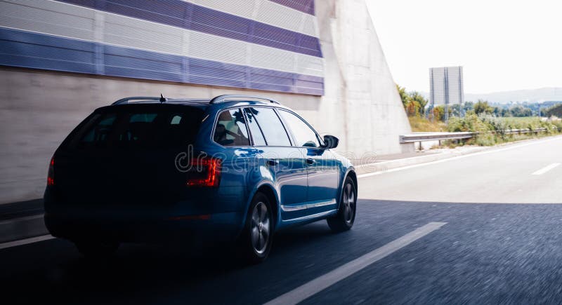 Nuevo coche rápido skoda octavia coche inmobiliario saliendo del túnel foto de archivo