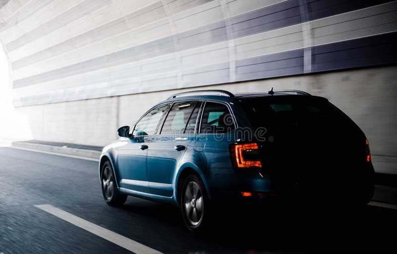 Nuevo coche rápido skoda octavia coche inmobiliario saliendo del túnel imagen de archivo libre de regalías