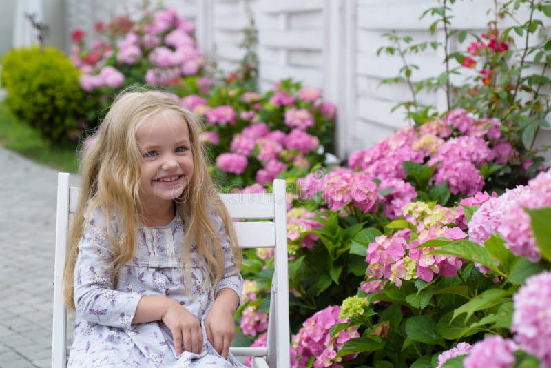 Nuevo concepto de la vida Día de fiesta de la primavera Verano Madres o día para mujer Niña en la flor floreciente Apenas llovido imágenes de archivo libres de regalías Nuevo concepto de la vida Día de fiesta de la primavera Verano Madres o día para mujer Niña en la flor floreciente Apenas llovido imágenes de archivo libres de regalías