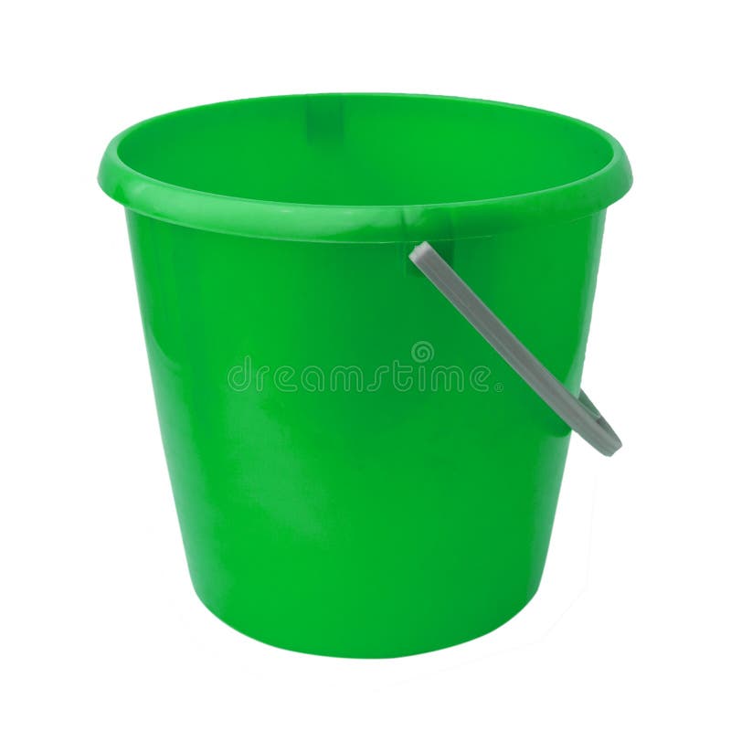 Nuevo cubo de plástico clásico Balde verde aislado en un fondo blanco imagenes de archivo