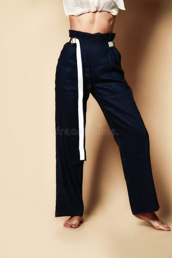 Nuevo Diseño Mujer Pantalones Negros Ropa De Mujer Casual Con Cinturón En  Beige Foto de archivo - Imagen de color, resorte: 161025660