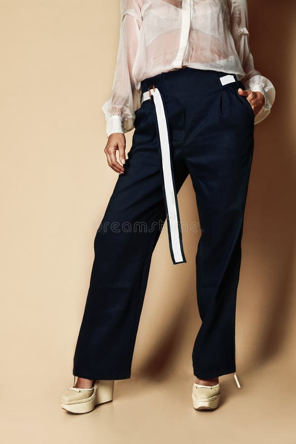 Nuevo Diseño Mujer Pantalones Negros Ropa De Mujer Casual Con Cinturón En  Beige Foto de archivo - Imagen de color, costura: 161025656