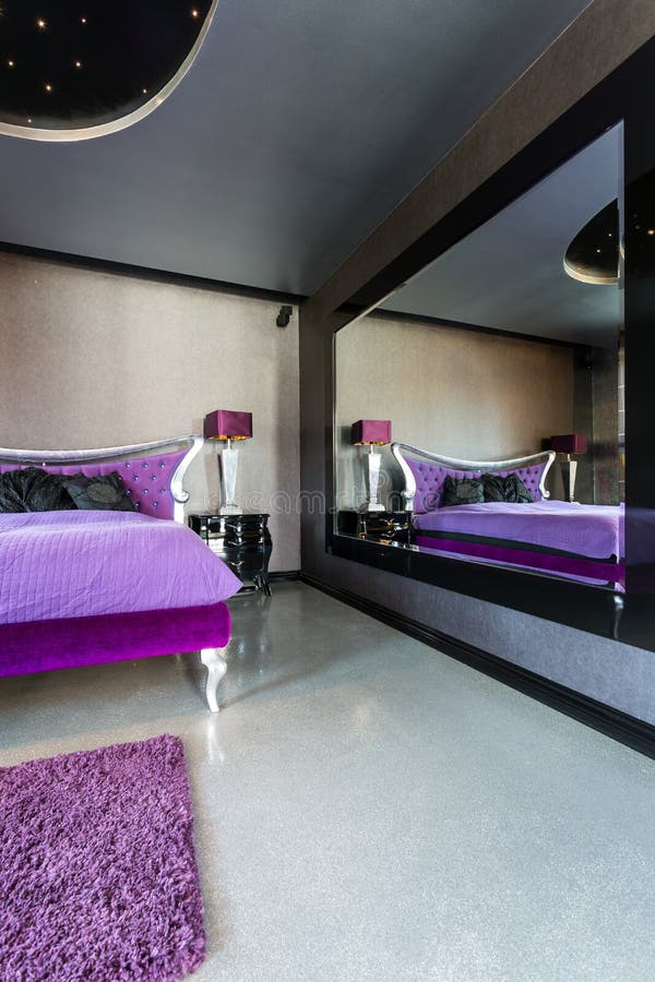 Nuevo dormitorio del negro del diseño con el espejo grande fotos de archivo libres de regalías Nuevo dormitorio del negro del diseño con el espejo grande fotos de archivo libres de regalías