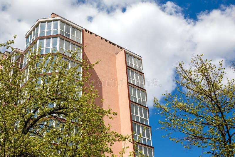 Nuevo edificio de apartamentos moderno en fondo del cielo nublado azul en el d?a soleado Concepto 6 de las propiedades inmobiliar imagen de archivo libre de regalías Nuevo edificio de apartamentos moderno en fondo del cielo nublado azul en el d?a soleado Concepto 6 de las propiedades inmobiliar imagen de archivo libre de regalías