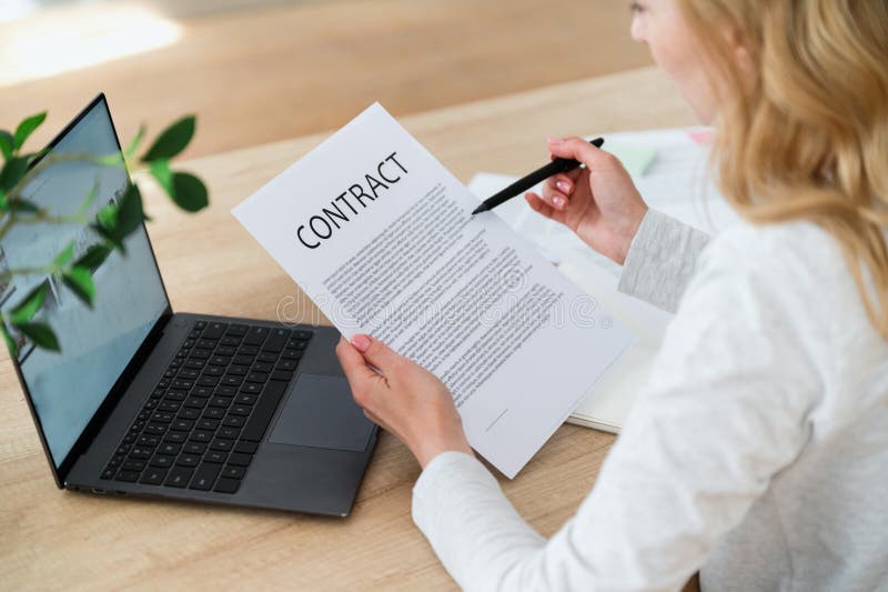 Nuevo empleado leyendo y llenando el contrato de trabajo y tomando decisiones foto de archivo libre de regalías