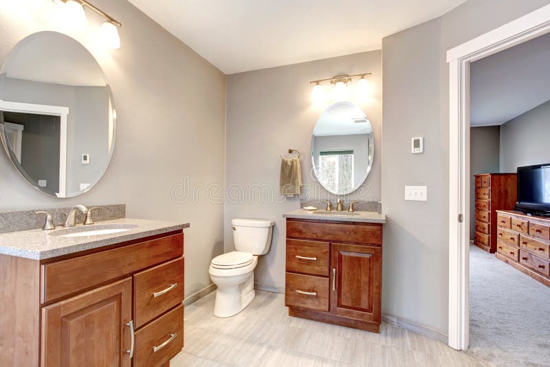 Nuevo interior moderno gris hermoso del cuarto de baño. fotografía de archivo Nuevo interior moderno gris hermoso del cuarto de baño. fotografía de archivo