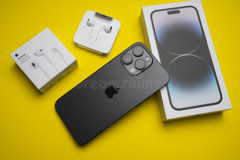 Nuevo iPhone 14 pro max y Apple EarPods, AirPods auriculares blancos en una  caja abierta. Fondo colorido aislado Fotografía de stock - Alamy