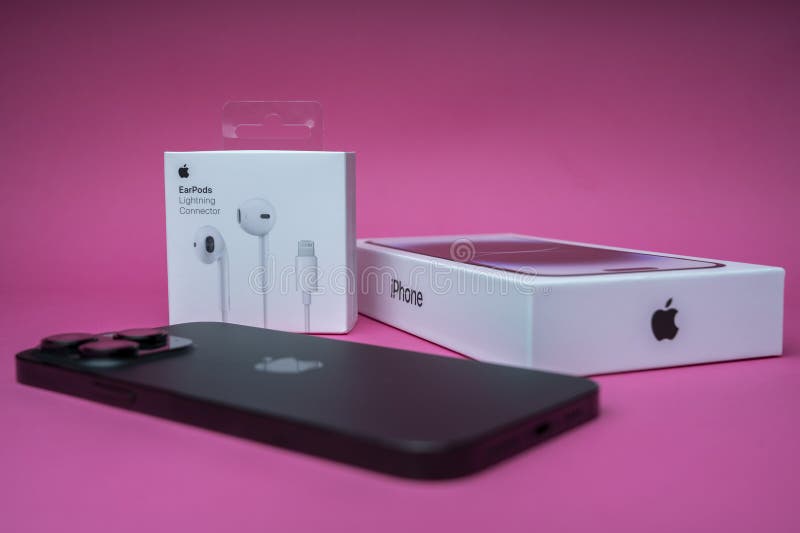 Nuevo iPhone 14 pro max y Apple EarPods, auriculares AirPods blancos para  escuchar música y podcasts en una caja abierta. Fondo rojo aislado.  Budapest Fotografía de stock - Alamy