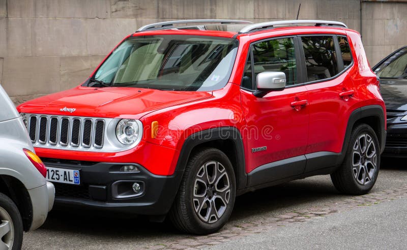  Nuevo Jeep Renegade Rojo Parqueado En Medio a Los Coches Fotografía editorial