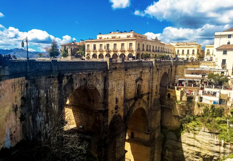 Nuevo puente en Ronda, uno de los pueblos blancos famosos en Andalucía foto de archivo Nuevo puente en Ronda, uno de los pueblos blancos famosos en Andalucía foto de archivo