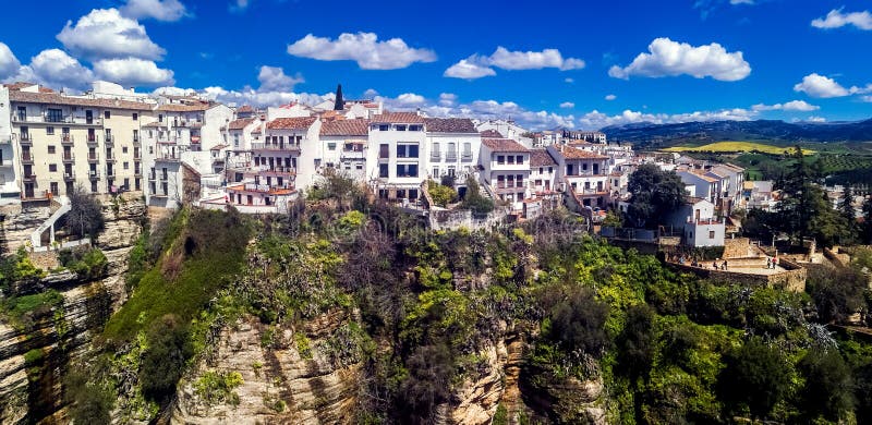 Nuevo puente en Ronda, uno de los pueblos blancos famosos en Andalucía imagen de archivo Nuevo puente en Ronda, uno de los pueblos blancos famosos en Andalucía imagen de archivo