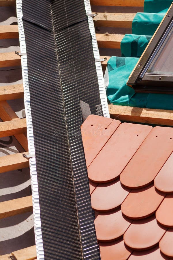 Nuevo tejado debajo de la construcción con los haces de madera, de la capa de impermeabilización para la esquina, del tragaluz y fotografía de archivo libre de regalías