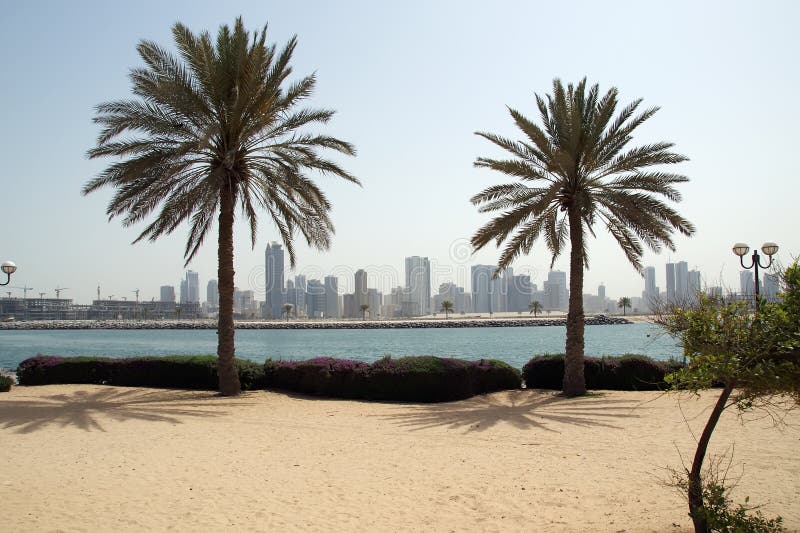 Nuevos edificios como rascacielos en Dubai foto de archivo libre de regalías Nuevos edificios como rascacielos en Dubai foto de archivo libre de regalías