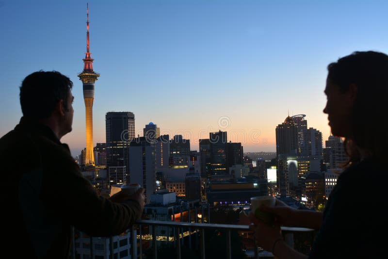 Nuevos pares de Zealanders que tienen una bebida caliente contra la ciudad s de Auckland imagen de archivo libre de regalías Nuevos pares de Zealanders que tienen una bebida caliente contra la ciudad s de Auckland imagen de archivo libre de regalías