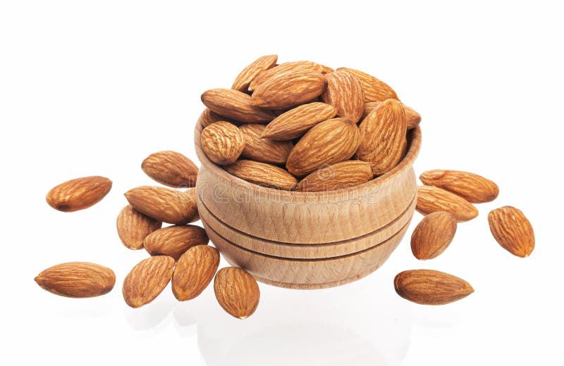 Nuez de la almendra en un cuenco de madera aislado en un fondo blanco imágenes de archivo libres de regalías Nuez de la almendra en un cuenco de madera aislado en un fondo blanco imágenes de archivo libres de regalías