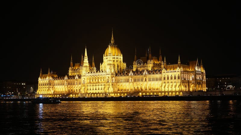Nuit Budapest avec le Danube et le bâtiment du Parlement, Hongrie Vue aérienne de Budapest Hongrie photos libres de droits Nuit Budapest avec le Danube et le bâtiment du Parlement, Hongrie Vue aérienne de Budapest Hongrie photos libres de droits