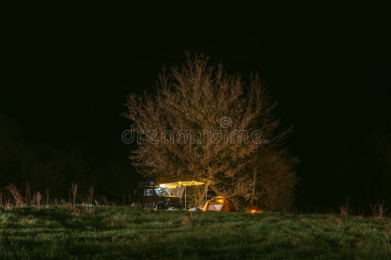 Nuit Dans Le Désert. Un Véhicule Hors Route Avec Un Porte-toit. Abri Contre  La Pluie Et Le Vent Matériel De Camping. Tente Et Photo stock - Image du  froid, saleté: 276236304