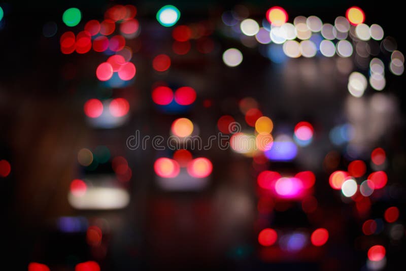 Nuit du trafic trouble et bokeh de lumières de voiture dans le backgroun d'heure de pointe photographie stock libre de droits Nuit du trafic trouble et bokeh de lumières de voiture dans le backgroun d'heure de pointe photographie stock libre de droits