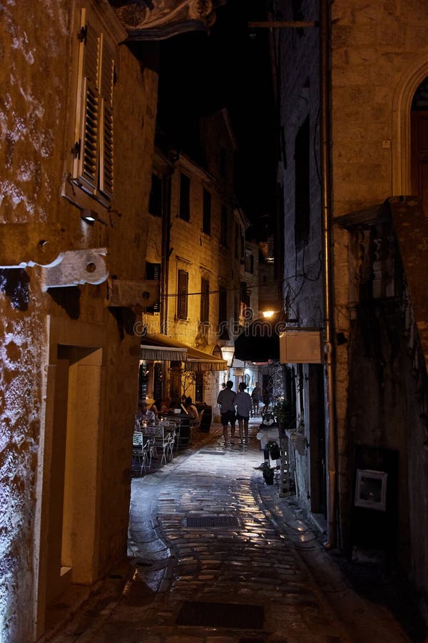 Nuit la vieille ville de Kotor Rues de vieille ville de Kotor montenegro images libres de droits Nuit la vieille ville de Kotor Rues de vieille ville de Kotor montenegro images libres de droits