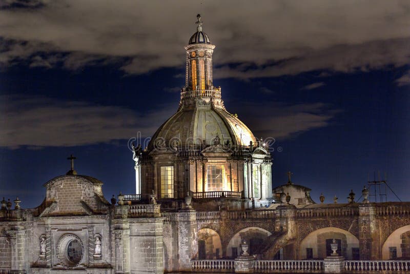 Nuit métropolitaine de Zocalo Mexico Mexique de dôme de cathédrale photo libre de droits Nuit métropolitaine de Zocalo Mexico Mexique de dôme de cathédrale photo libre de droits