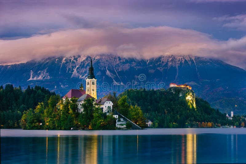 Nuit à la ville étonnante Bled, avec de belles montagnes à l'arrière-plan La Slovénie, l'Europe image stock Nuit à la ville étonnante Bled, avec de belles montagnes à l'arrière-plan La Slovénie, l'Europe image stock