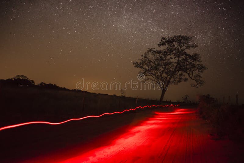 Nuit étoilée sur la route rurale - Amérique du Sud image stock Nuit étoilée sur la route rurale - Amérique du Sud image stock