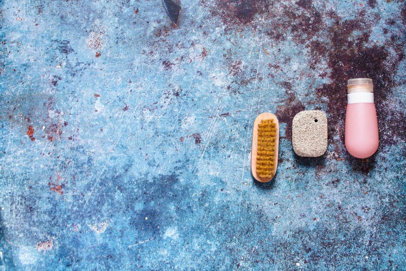 Nul vrij afvalplastiek, spijkerborstel, siliconebuis op blauwe achtergrond Duurzaam levensstijlconcept of Recycling en ecologie royalty-vrije stock afbeeldingen Nul vrij afvalplastiek, spijkerborstel, siliconebuis op blauwe achtergrond Duurzaam levensstijlconcept of Recycling en ecologie royalty-vrije stock afbeeldingen