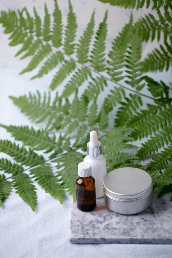Null überschüssige Naturkosmetikprodukte auf Marmorschreibtisch, organisches plantbased kosmetisches Konzept, umweltfreundlicher lizenzfreie stockbilder Null überschüssige Naturkosmetikprodukte auf Marmorschreibtisch, organisches plantbased kosmetisches Konzept, umweltfreundlicher lizenzfreie stockbilder