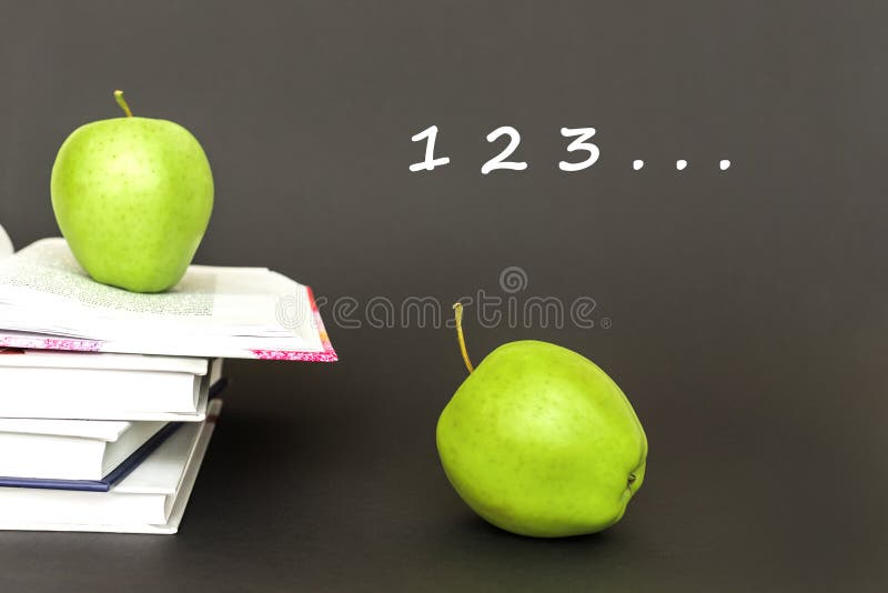 Numeri 1,2,3, due mele verdi, libri aperti con il concetto fotografia stock Numeri 1,2,3, due mele verdi, libri aperti con il concetto fotografia stock