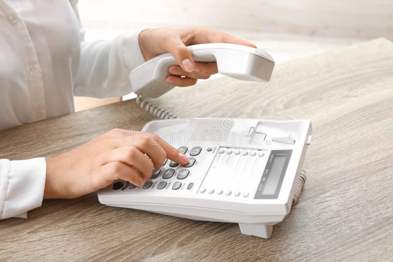 Numero di composizione della donna sul telefono fotografia stock Numero di composizione della donna sul telefono fotografia stock