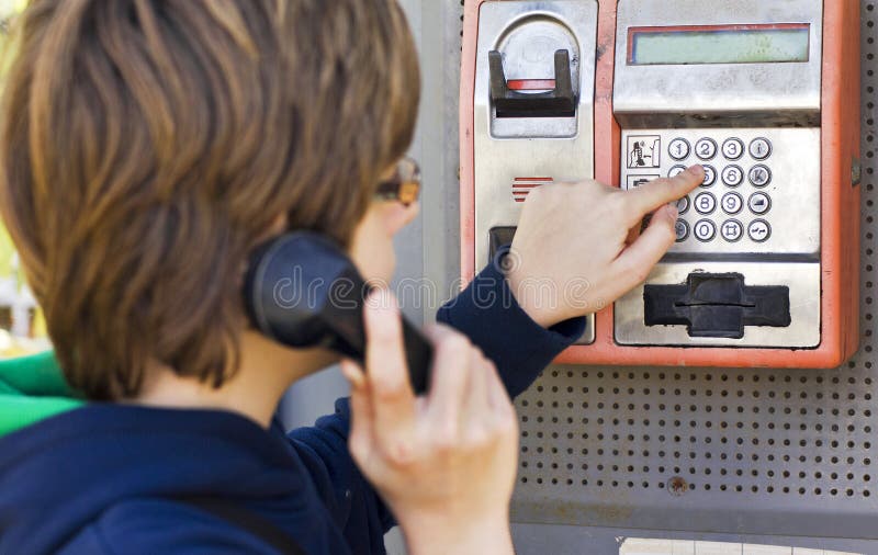 Numero di composizione sul telefono immagini stock libere da diritti Numero di composizione sul telefono immagini stock libere da diritti