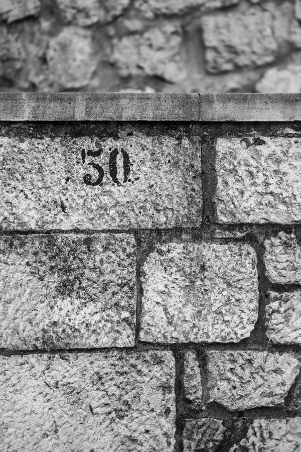 Numero 50, parete in bianco e nero e di pietra, in alto a sinistra fotografie stock
