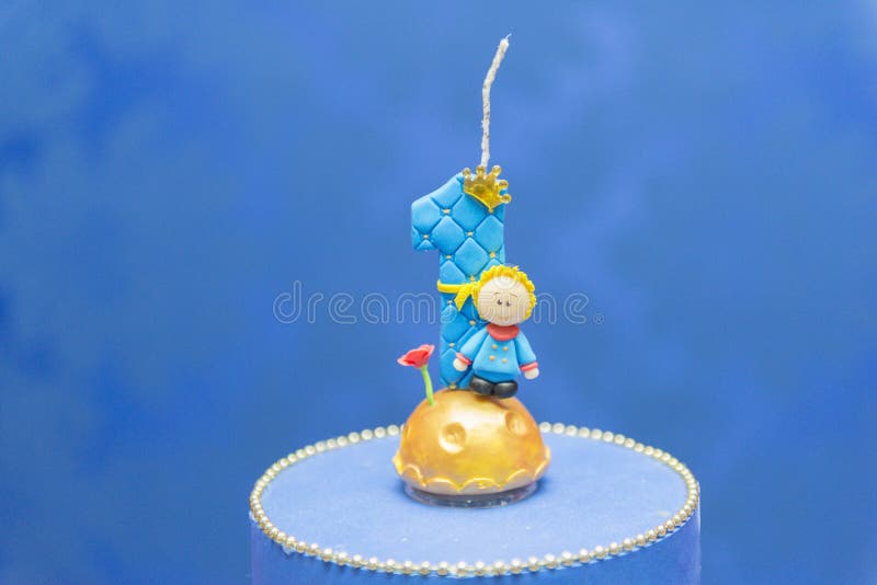 Numero Uma Vela Sobre Fundo Azul Tema Do Pequeno Príncipe Bolo Falso De  Aniversário Com Vela Personalizada Para O Primeiro Aniver Imagem de Stock  Editorial - Imagem de bebê, dourado: 169016764