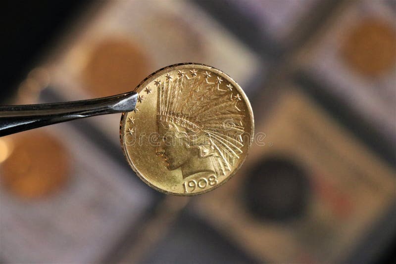 Numismatic на работе показывает некоторые золотые монеты стоковая фотография rf Numismatic на работе показывает некоторые золотые монеты стоковая фотография rf
