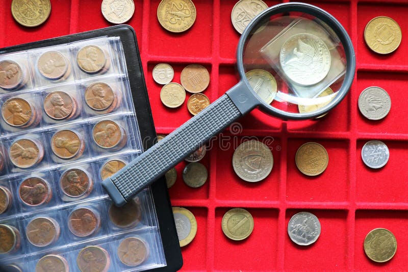 Numismatisch, Weltmünzsammlung auf einem roten Behälter