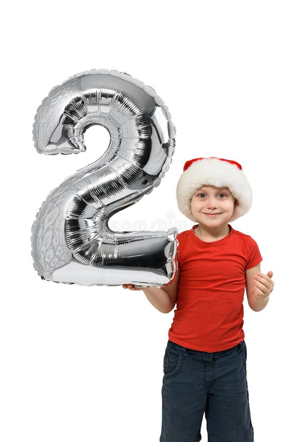 Nummer 2 aus einem silbernen Ballon in den Händen eines blond Jungen in einem roten Santa Hat Weißer Hintergrund stockbild Nummer 2 aus einem silbernen Ballon in den Händen eines blond Jungen in einem roten Santa Hat Weißer Hintergrund stockbild