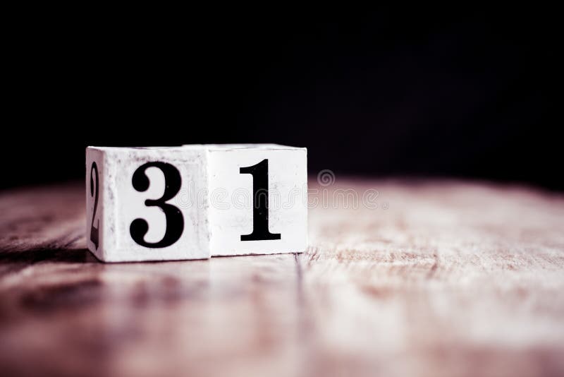 Nummer 31 isolerat på mörk bakgrund - 3D-nummer 30 isolerat på träbord med veteranträ royaltyfri foto Nummer 31 isolerat på mörk bakgrund - 3D-nummer 30 isolerat på träbord med veteranträ royaltyfri foto