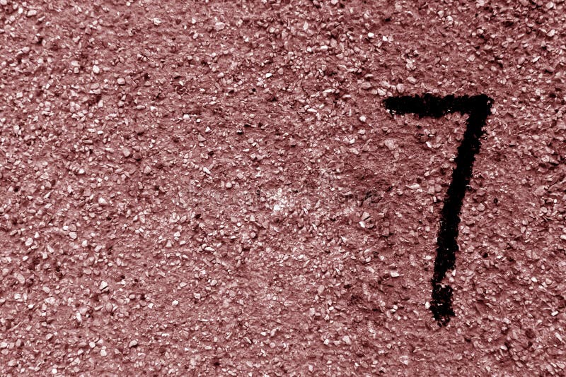 Numéro sept sur le mur sale brun de ciment images libres de droits Numéro sept sur le mur sale brun de ciment images libres de droits