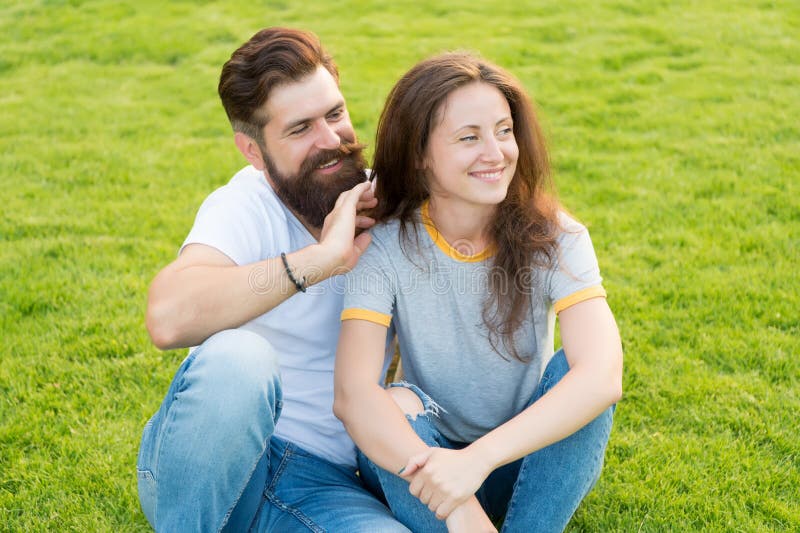 Nunca furando o verão relaxa no parque Fim de semana da fam?lia menina bonito e moderno farpado do homem na grama verde Pares da fotografia de stock royalty free Nunca furando o verão relaxa no parque Fim de semana da fam?lia menina bonito e moderno farpado do homem na grama verde Pares da fotografia de stock royalty free