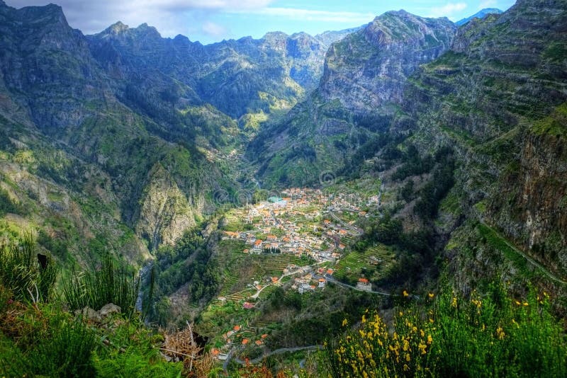 La strada inizia sul fare giù sul attraverso monache la Valle.