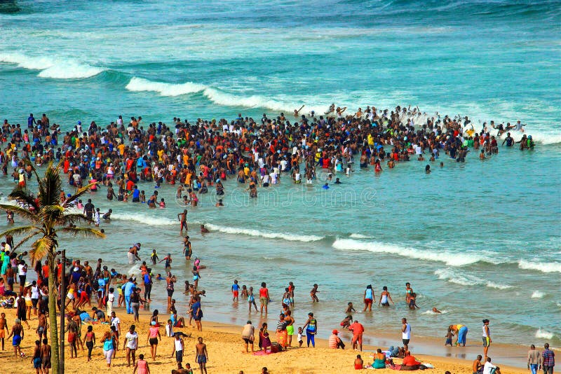 Nuotando sulla spiaggia a Durban, il Sudafrica Nuotando sulla spiaggia a Durban, il Sudafrica