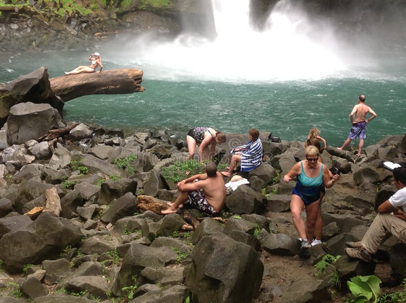 Nuotatori, cascata di Fortuna della La, Costa Rica immagine stock libera da diritti Nuotatori, cascata di Fortuna della La, Costa Rica immagine stock libera da diritti